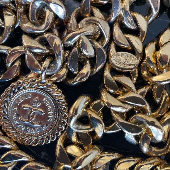 VINTAGE CHANEL GOLD CHAIN BELT - Picture 4 of 4